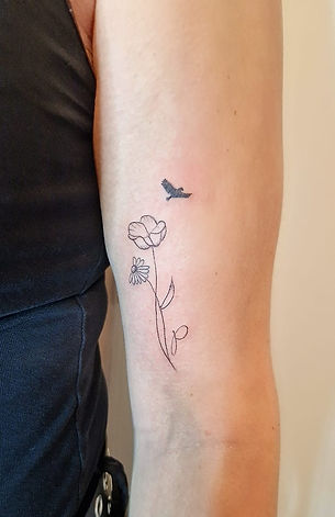 tatoeage bloem fine line tattoo