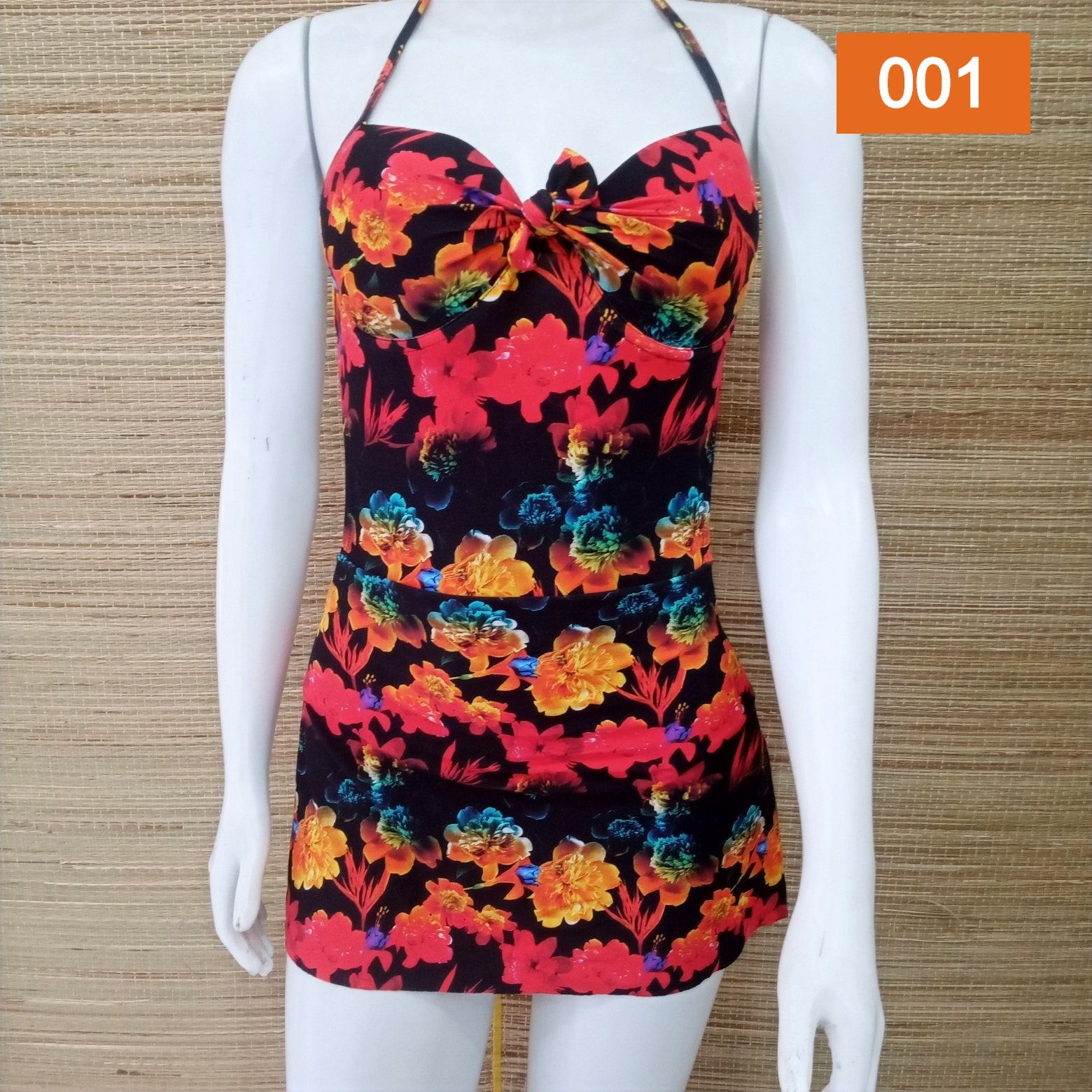 Maiô com saia engana mamãe aberto nas costas