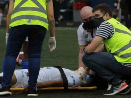 18-YEAR-OLD FOOTBALLER COLLAPSES ON PITCH FROM A SEIZURE