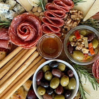 Moderne Snackplatten zum Teilen als Fingerfood