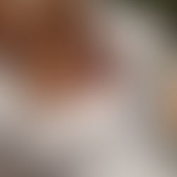 bebé durmiendo en el pecho de su madre