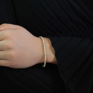 Zlatý náramek Lillian Vassago