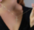 Zlatý prívesok Kríž Lillian Vassago, 14kt zlato, osadený čírymi zirkónmi.