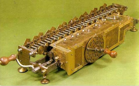 Kastenartiges Gerät aus Messing mit einem Rad vorne