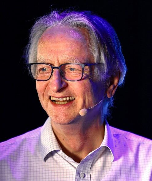 Farbfoto von Hinton - weisse Haare, hohe Stirn, Brille