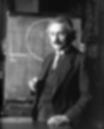 Schwarzweißfoto des älteren Einsteins vor einer Kreidetafel