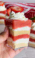 Curd de fresa casero, cheesecake y galleta la combinacion perfecta para postres individuales