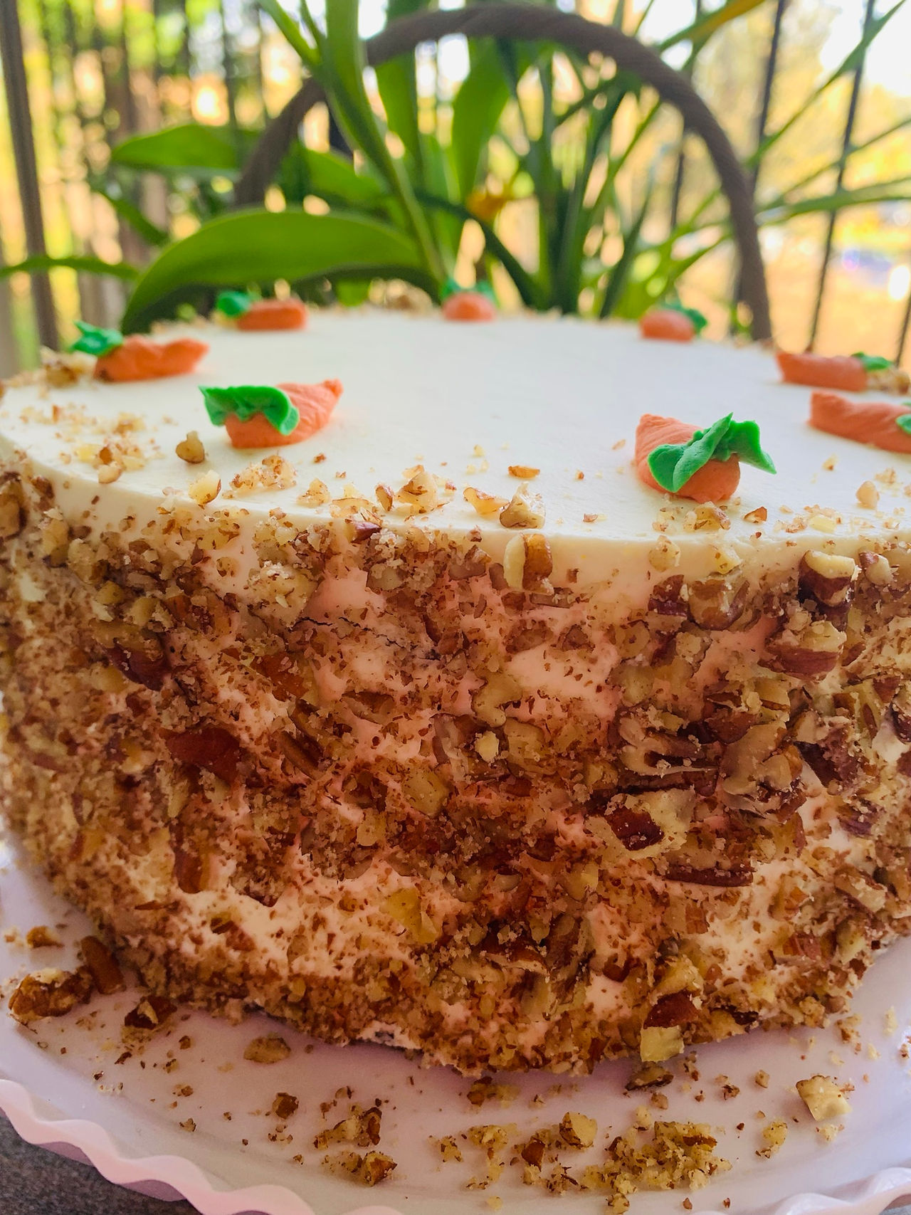 Pastel de zanahoria cubierto con chantilly de queso crema cremosa y ligera