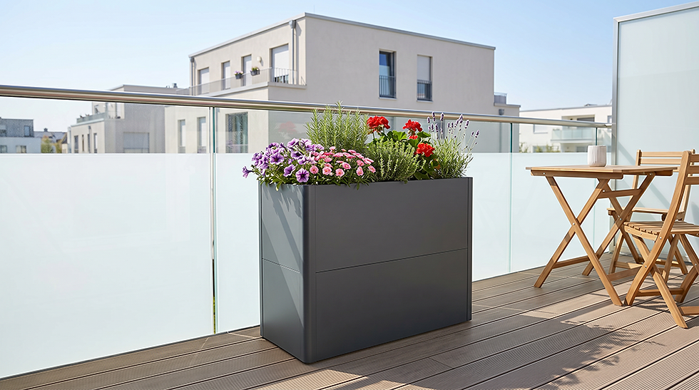 Hochwertiger Pflanzkasten für Balkon und Terrasse im urbanen Raum