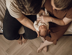 Newbornshoot Amersfoort - close up van kersverse ouders met newborn