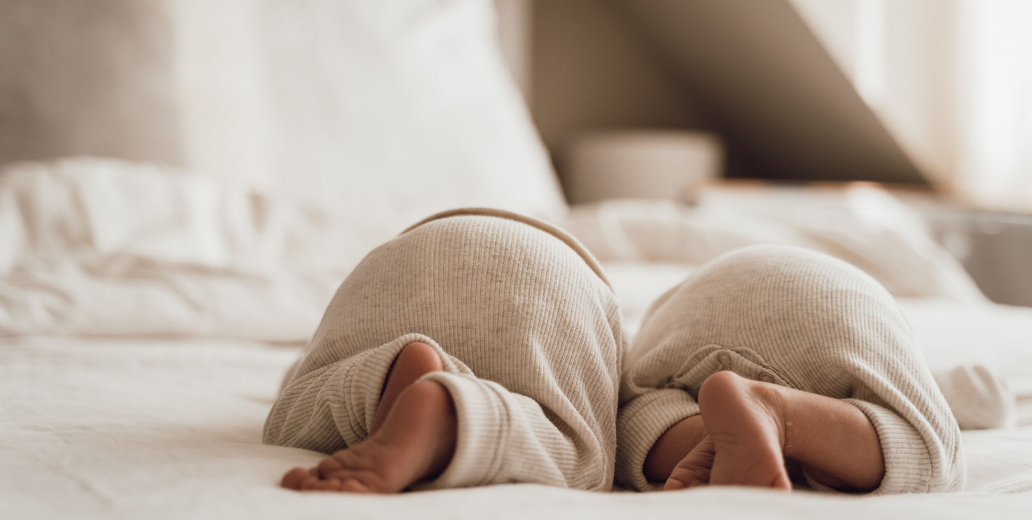 Newbornshoots tweeling Utrecht - Detailshot van schattige voetjes van een tweeling