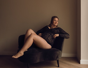 Zwangerschapsshoot Deventer - zwangere vrouw in studio bij natuurlijk licht