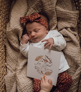 Newbornshoot Apeldoorn - baby liggend op deken bij natuurlijk licht