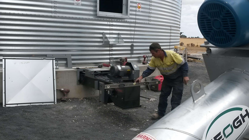silo unloader for farms with grain storage