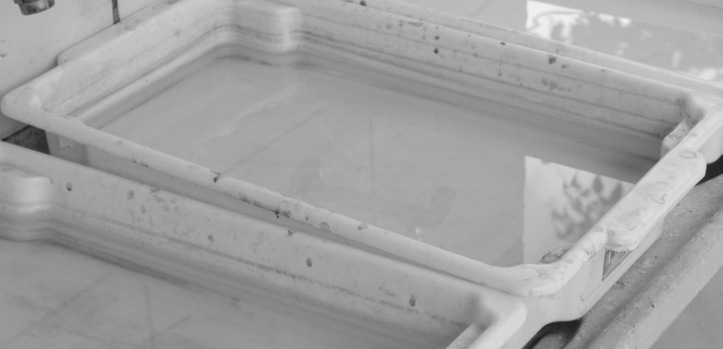 Foto de 3 bandejas com água em um tanque.