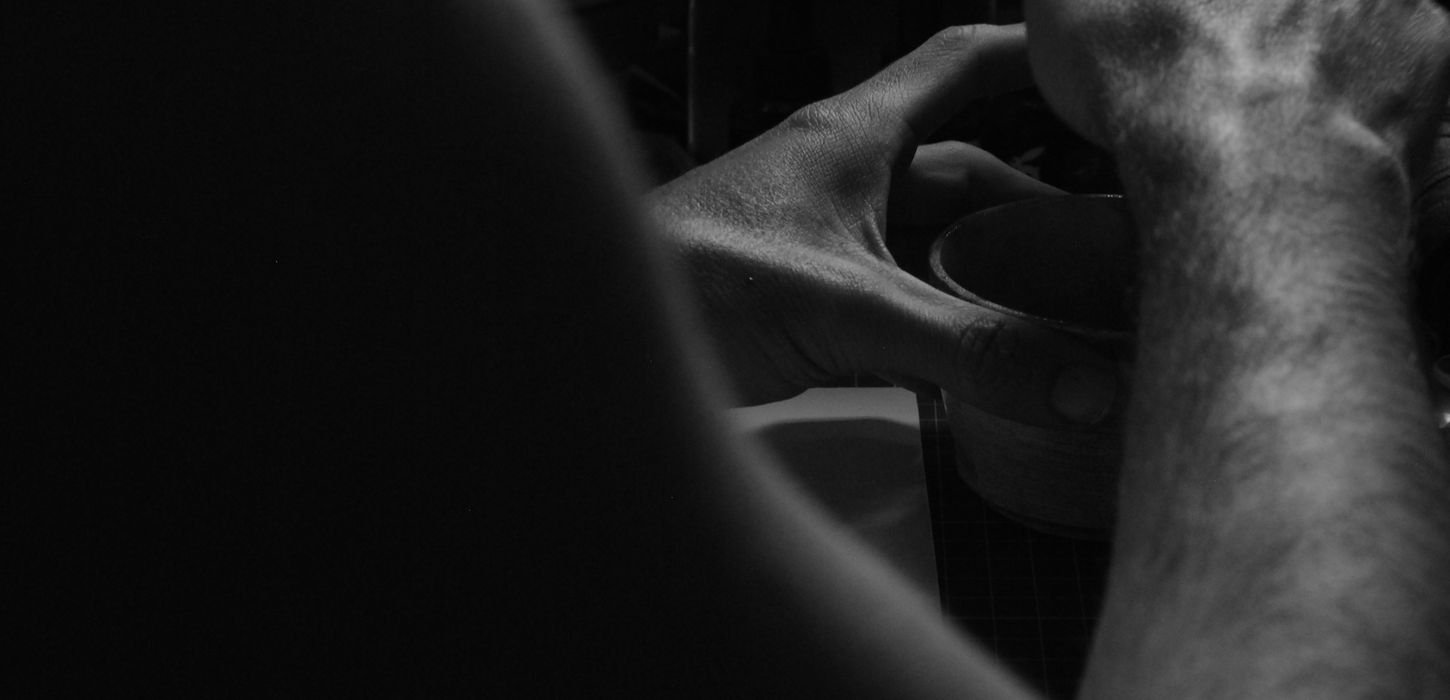 Foto de Santangelo misturando o químico em um pote de cerâmica.