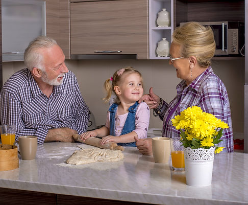 adorable-petite-fille-cuisinant-avec-ses-grands-parents (1)_edited.jpg