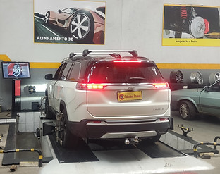 Carro em elevador para manutenção