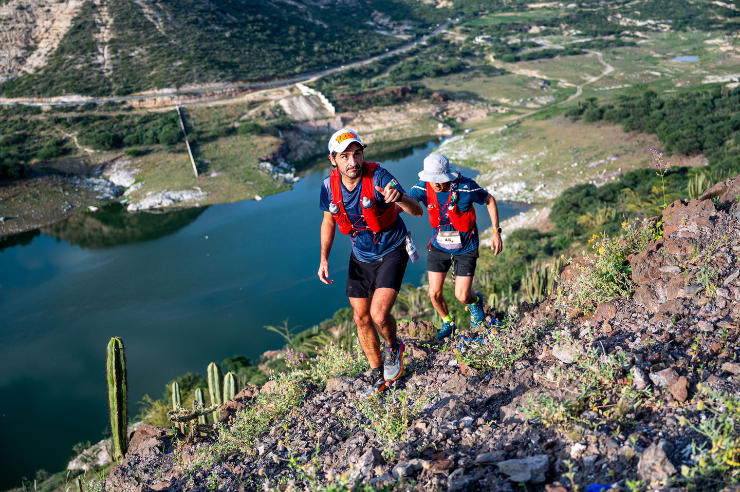 Dos corredores suben una pendiente rocosa. Gran Fondo Whistler Riviera Nayarit 2025.