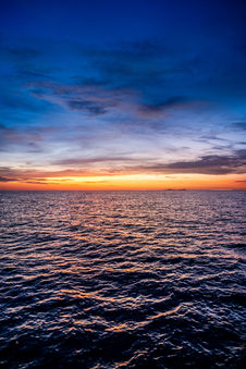 Atardecer sobre el océano con cielo azul y naranja, Fotografía documental Catiri Media