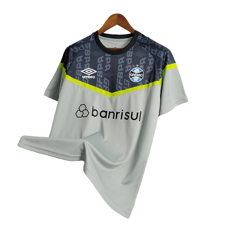 Miniatura: Camisa Grêmio Treino 23/24 - Torcedor Umbro Masculina - Cinza com detalhes em az