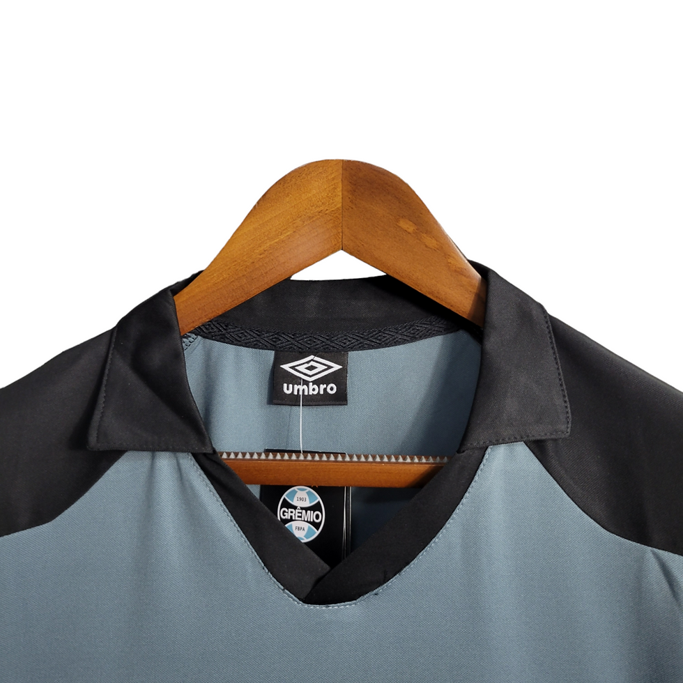 Miniatura: Camisa Grêmio Treino 23/24 - Torcedor Umbro Masculina - Cinza com detalhes em pr