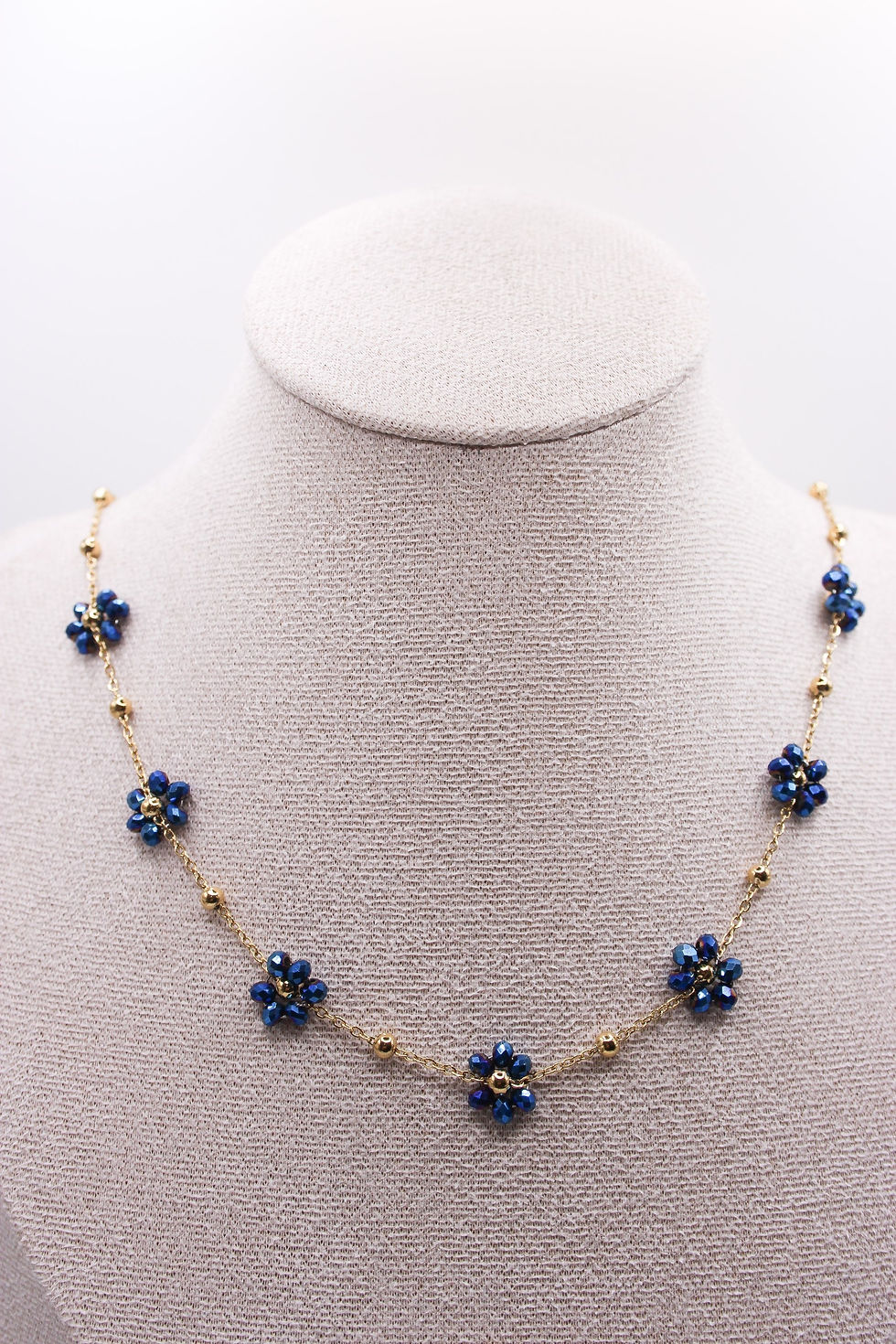 collana estiva in acciaio inossidabile 100% waterproof con perline colorate che compongono dei fiori.