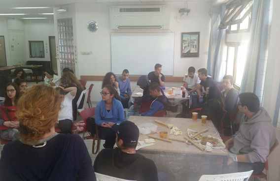 תלמידים מנהלים שיחה חברית בבית הספר