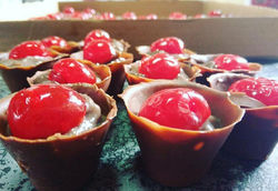 Copo de chocolate com cereja