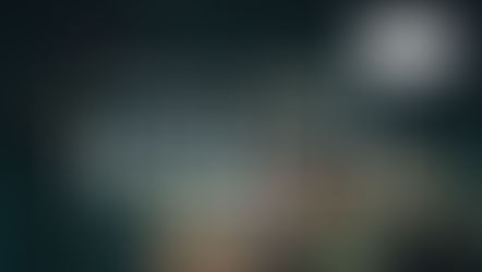 Lo-fiビート制作画面とMIDIキーボードを使って9thコードを打ち込むDTMクリエイター