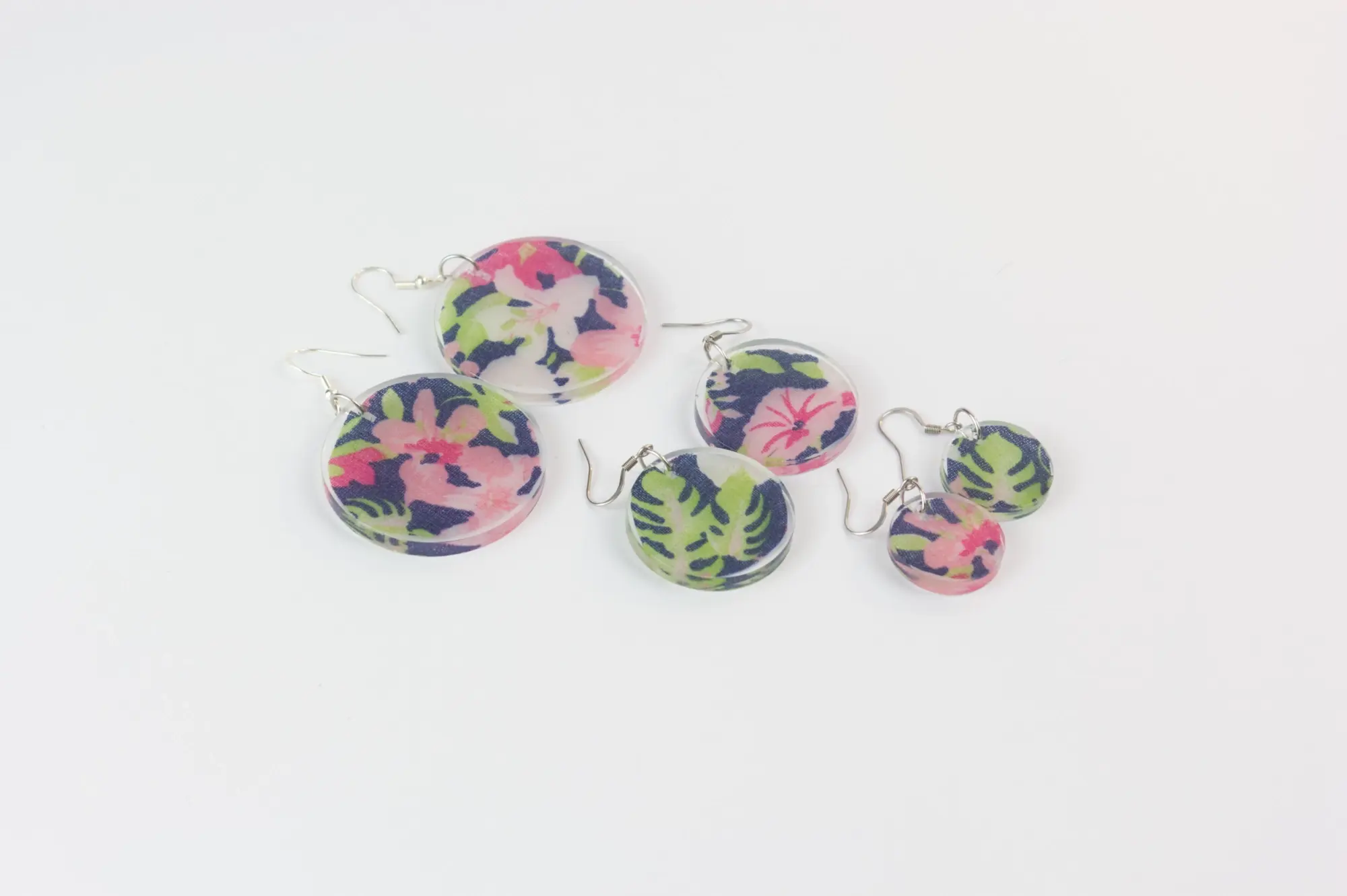 Boucles d’oreille artisanales écoresponsables rose vert bleu fleur