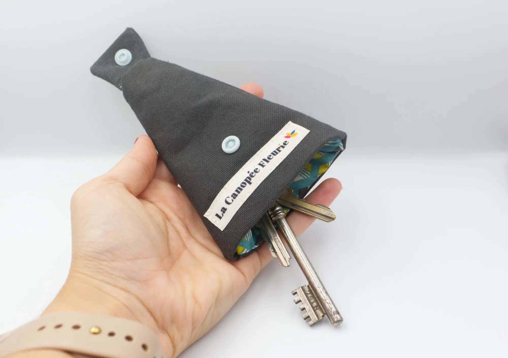 Porte clef artisanal écoresponsable gris