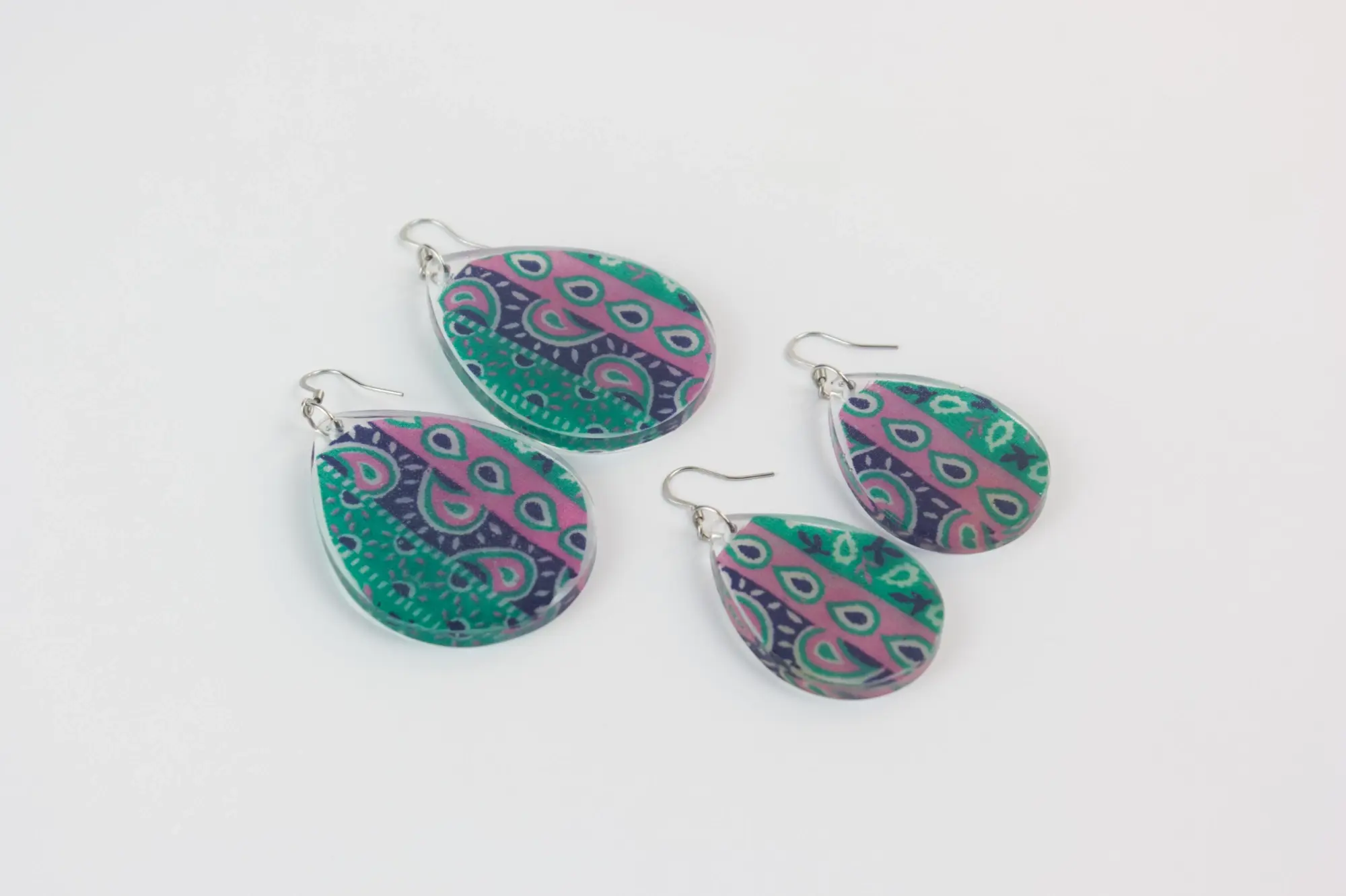 Boucles d’oreille artisanales écoresponsables violet vert