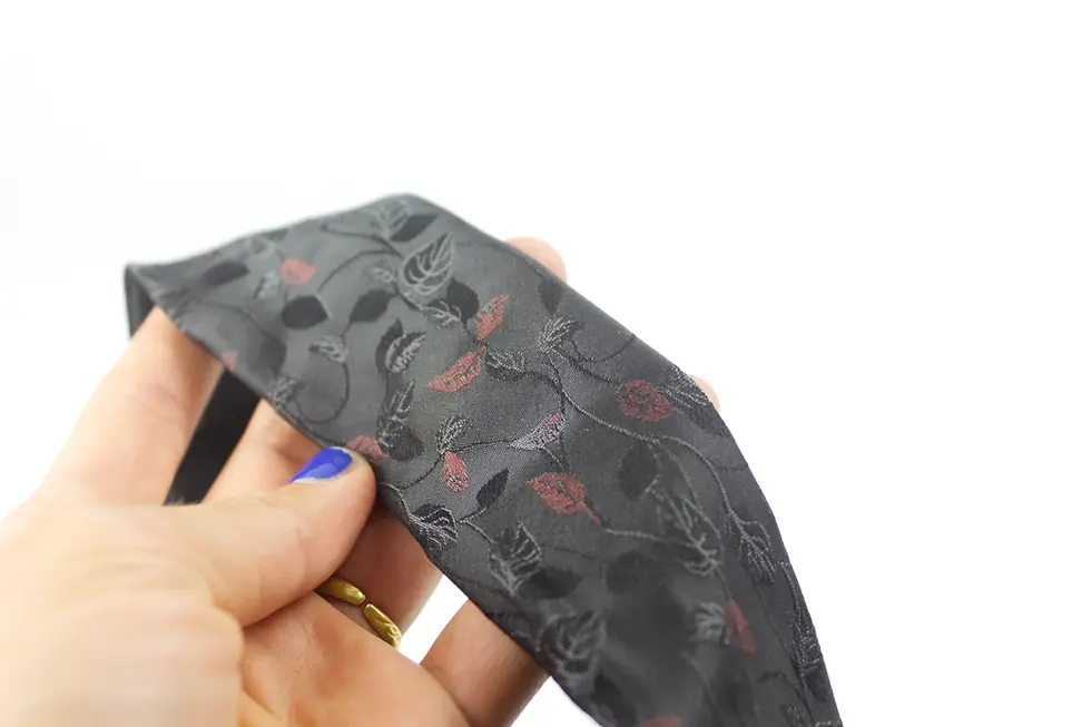 Bandeau en cravate upcyclée artisanal noir rouge fleur