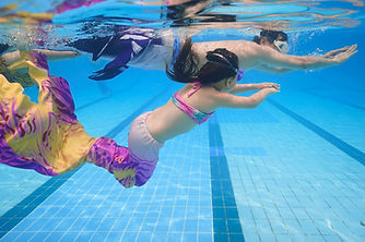 My Water Journey人魚課程畢業學員展示人魚游泳技巧