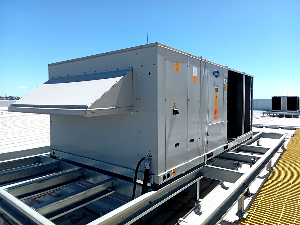 Unidades de ar-condicionado instaladas em cobertura de edifício comercial — sistema de climatização central