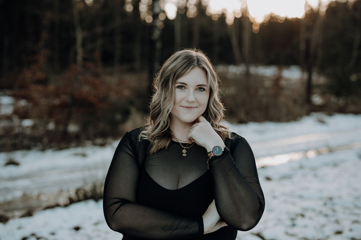 Natürliches Frauenportrait Outdoor-Rund um Tuttlingen-echt frei verbunden