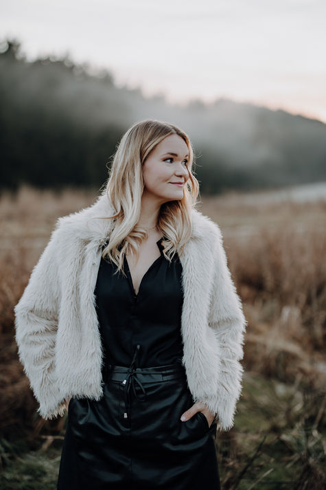 Emotionale Women Shooting Bilder in der Natur bei Tuttlingen- Frauen im Fokus Ihrer Stärke