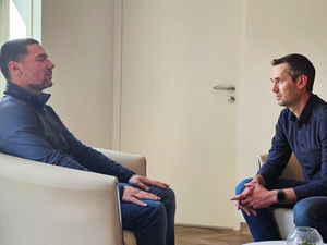 Un préparateur mental guide une séance de visualisation mentale pour une personne accompagnée