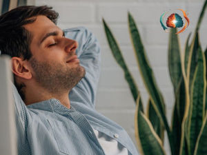 Homme qui se relaxe sur un fauteuil