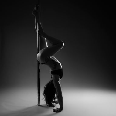 Poledancer b&w