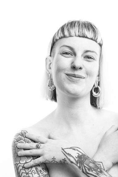 DRon Image - Photographe à Brest
Portrait en High Key de femme tatouée