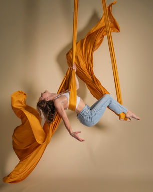 Figure de tissus aérien by Voltisséa