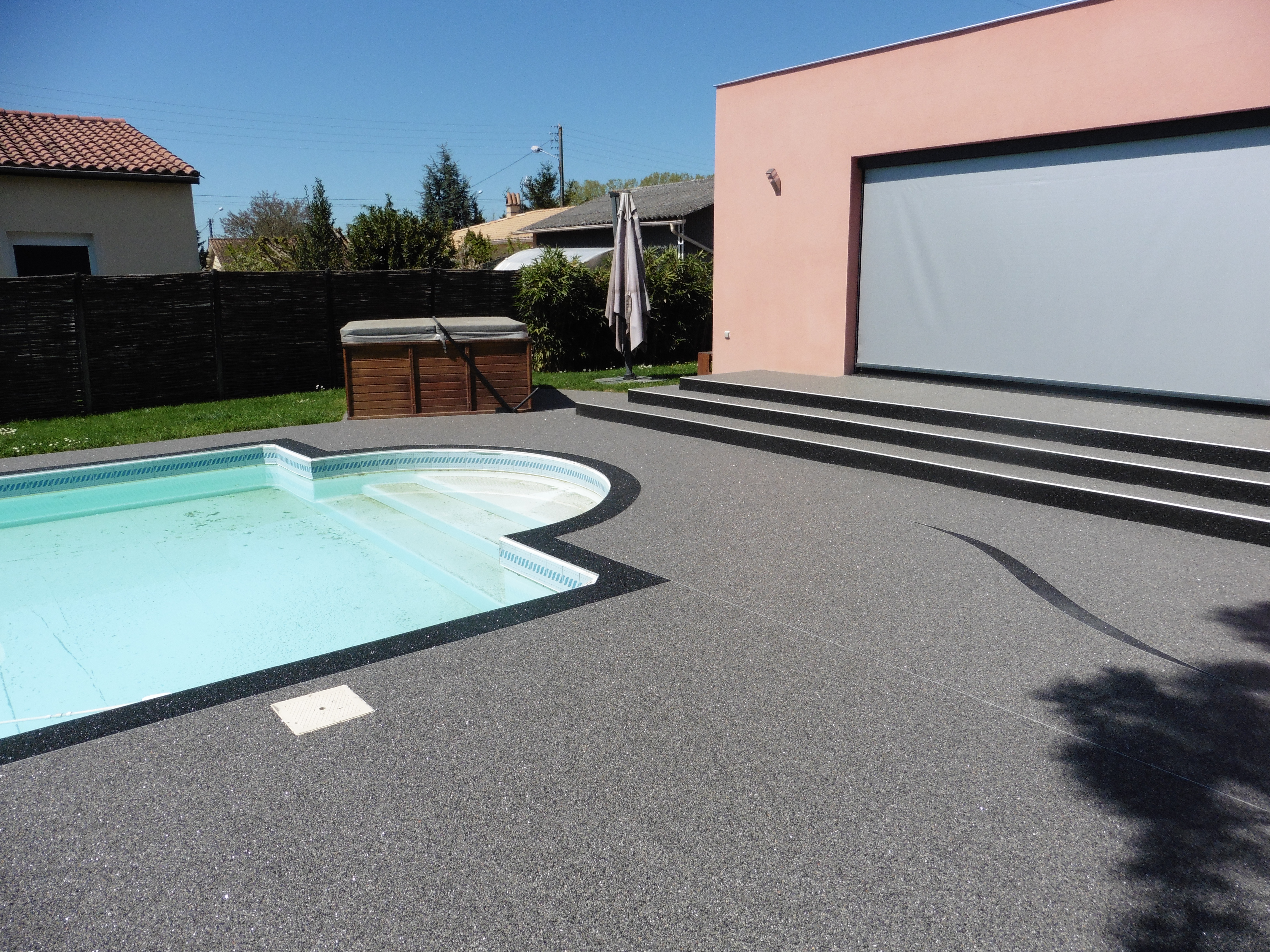 Tour de piscine gris foncé