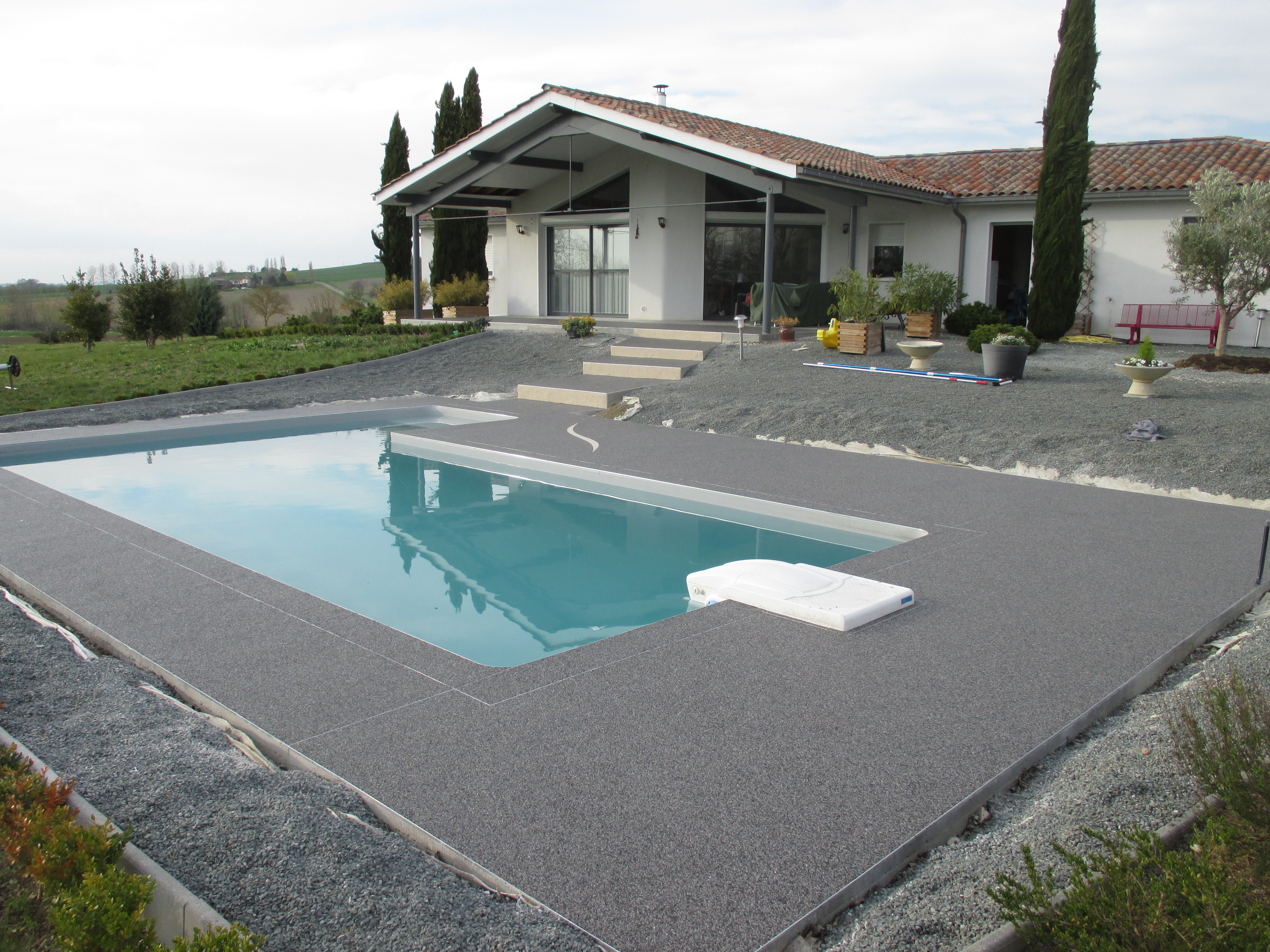 Tour de piscine gris foncé