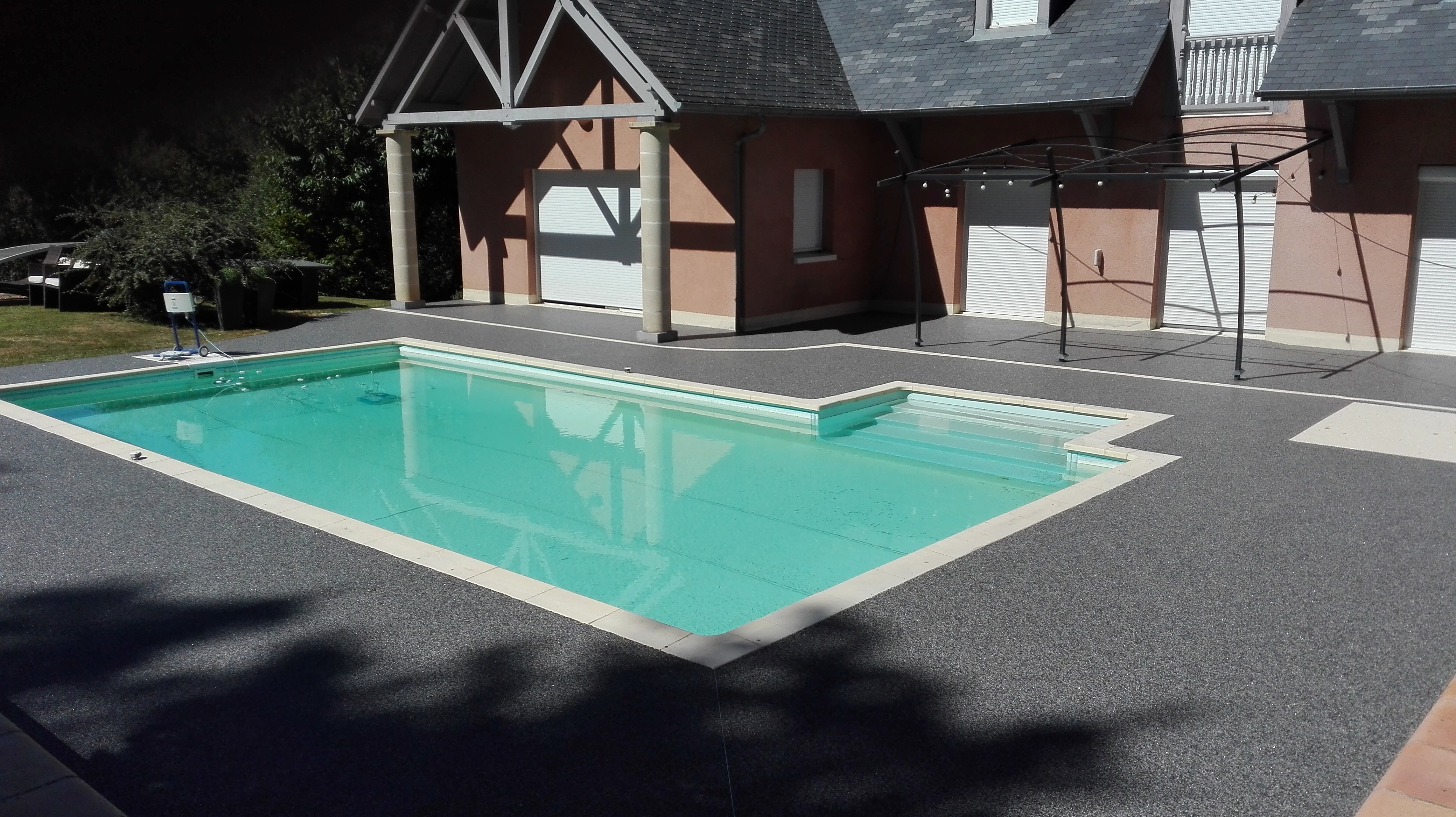 Tour de piscine gris foncé