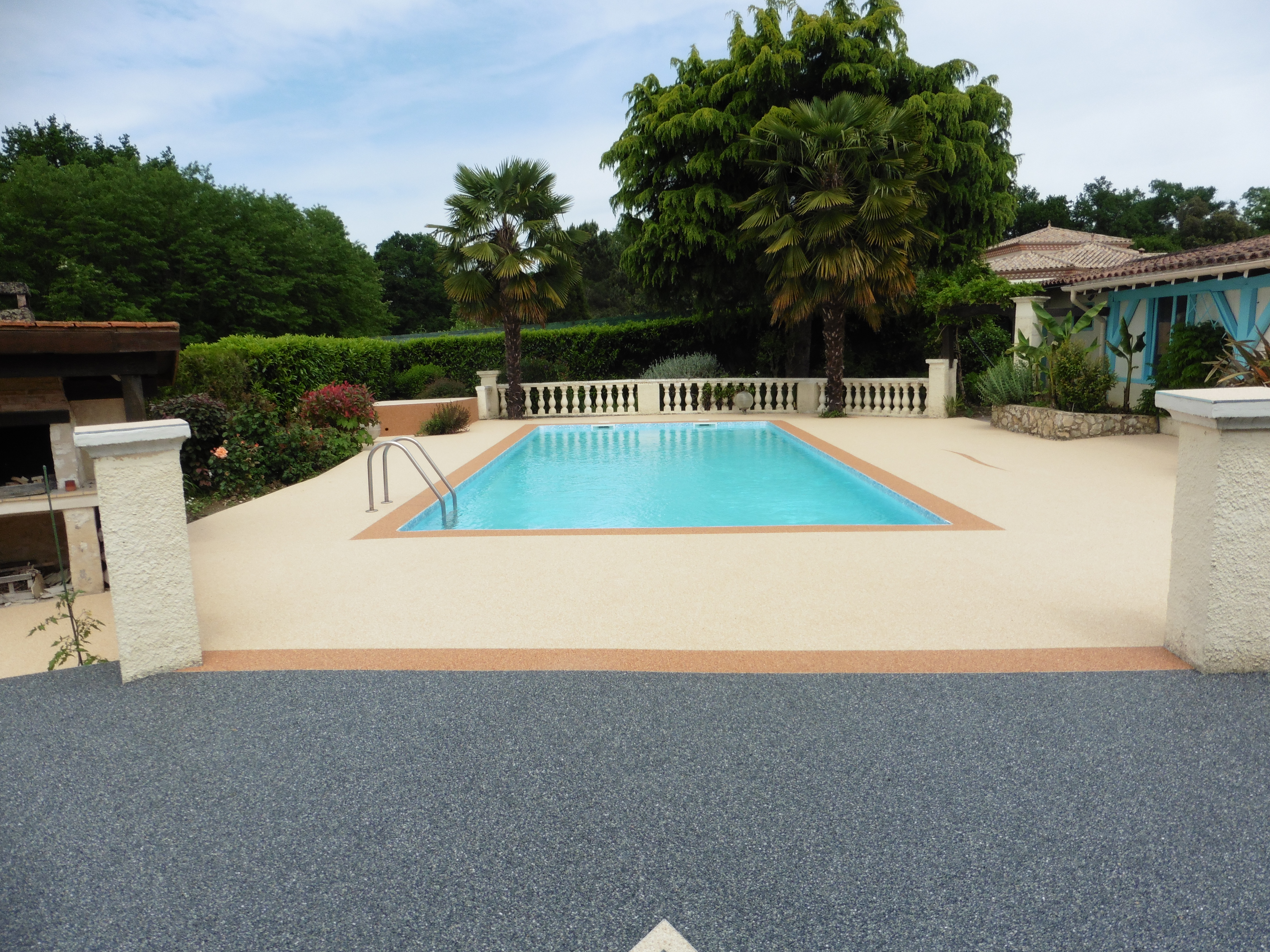 Tour de piscine beige rosé