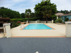 Tour de piscine beige rosé