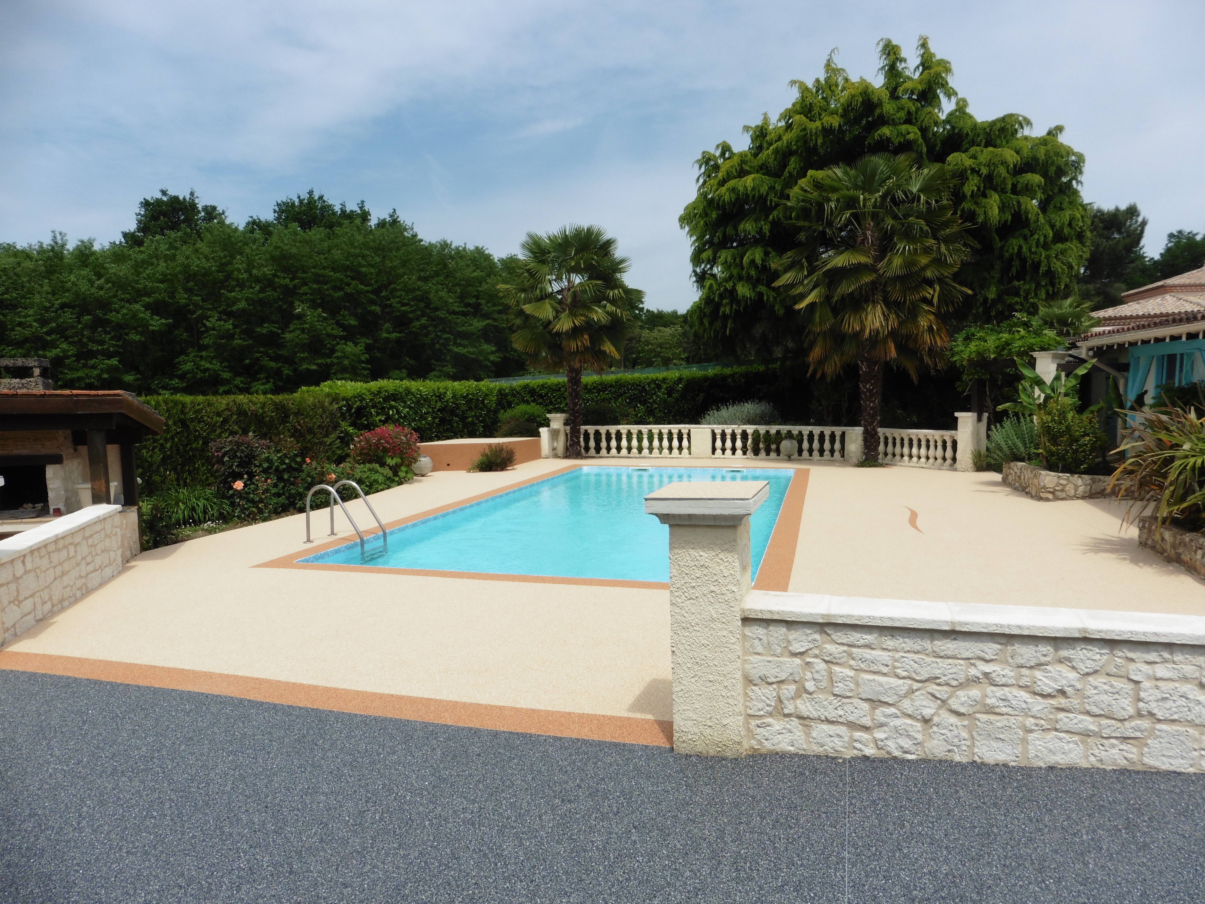 Tour de piscine beige rosé