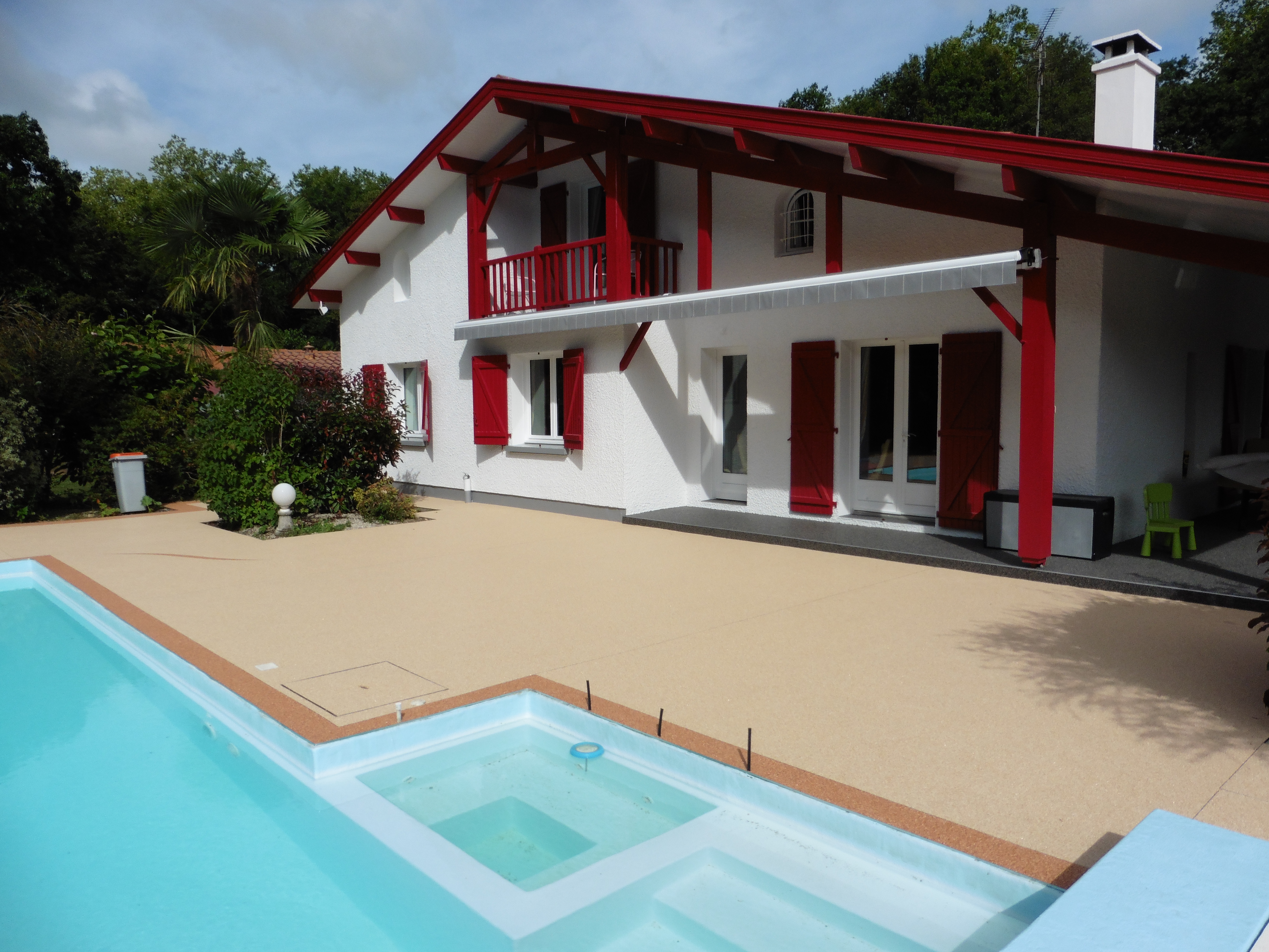 Tour de piscine Oeyreluy